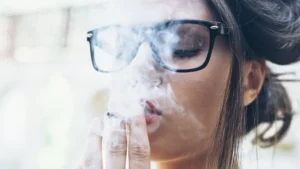 Why Smoking Is Bad For Both Your Eyes And Your Lungs